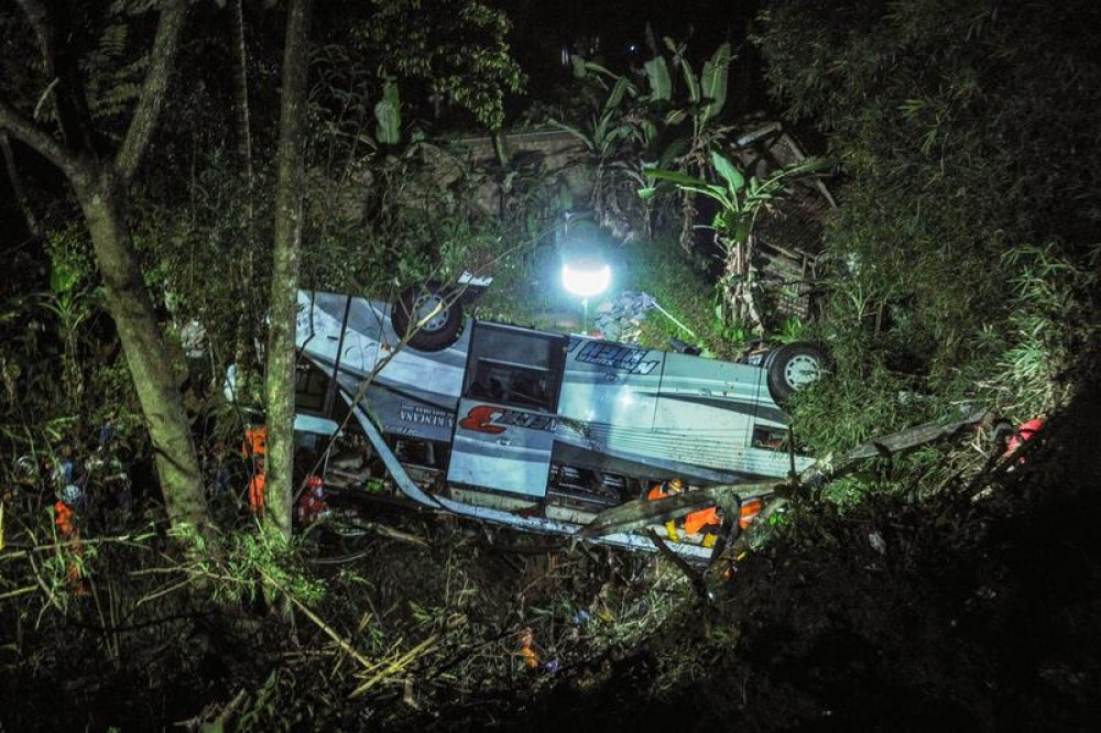 Un autobuz cu elevi de liceu a căzut într-o râpă, în Indonezia. Cel puțin 27 de persoane au murit